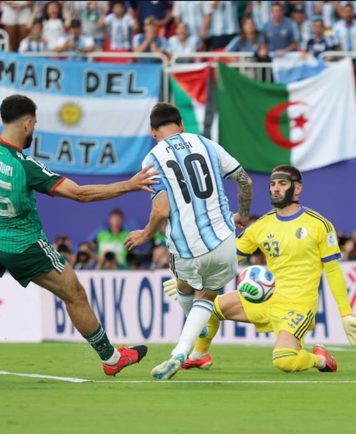 Messi Samai Rekor Klose! Hattrick La Pulga Bawa Argentina Hancurkan Aljazair 3-0