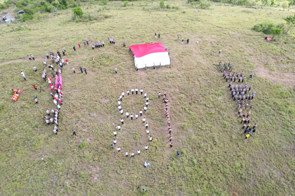 HUT RI Ke-81, Bendera Merah Putih 9 x 9 Meter Dibentangkan di Bukit Kombeli