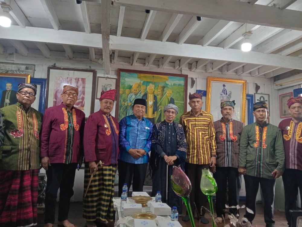 Sambangi Sultan Buton, Buya Yahya Dengar Sejarah Islam dan Kesultanan Buton dari Sultan Buton