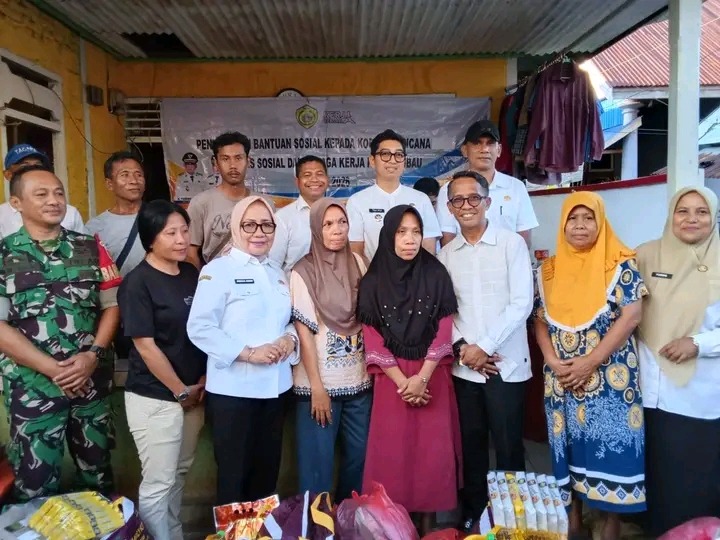 Pemkot Baubau Serahkan Bantuan Darurat bagi Enam KK Korban Kebakaran di Batulo