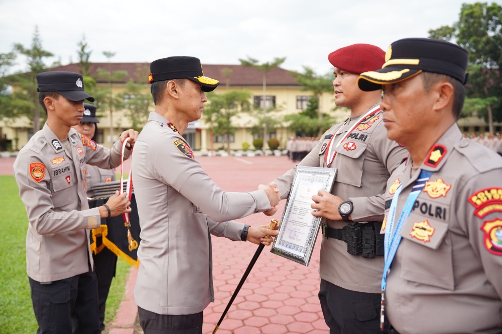 18 Personel Berprestasi Terima Penghargaan dari Kapolda Sultra