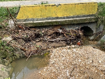 Jajaran BPBD Buton bersama jajaran kecamatan dan desa membersihkan sumbatan aliran sungai di Desa Matawia, Kecamatan Wolawa, Jumat (15/5/2026) pukul 13.00 WITA. (Foto: La Ampi - Takawa ID)