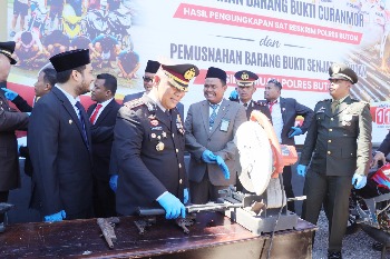 Hari Bhayangkara ke-80, Polres Buton Musnahkan Lima Senpi Rakitan dan Kembalikan Motor Curian kepada Pemilik