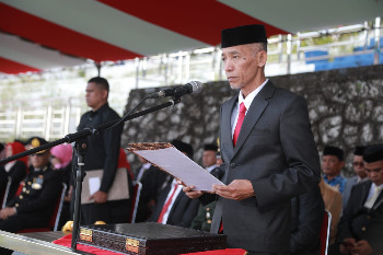 Bupati Buton Alvin Akawijaya Putra, S.H., memimpin langsung Upacara Peringatan Hari Lahir (Harlah) Pancasila Tahun 2026 tingkat Kabupaten Buton yang digelar di Alun-alun Takawa, Kompleks Perkantoran Pemkab Buton, Pasarwajo, Senin (1/6/2026). (Foto: Agung - Kominfo)