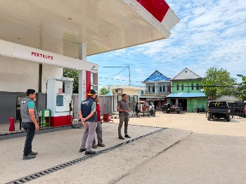Polres Buton Awasi Distribusi BBM di SPBU Pasarwajo, Pelayanan Berjalan Lancar dan Stok Dipastikan Aman