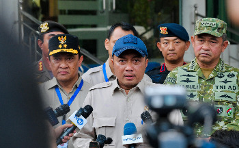 Tinjau Penanganan Karhutla di Kalimantan, Presiden Prabowo Instruksikan Penambahan Peralatan dan Minta Masyarakat Terdampak Ditangani Maksimal