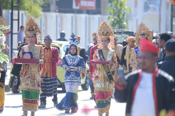 Rombongan Pemkab Buton saat Karnaval Budaya pada perayaan Hari Ulang Tahun (HUT) ke-62 Provinsi Sulawesi Tenggara, Jumat sore (24/04/2026) (Foto: Agung - Kominfo)