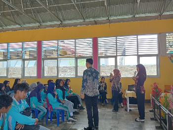 Kejaksaan Negeri (Kejari) Buton melalui Bidang Intelijen kembali melaksanakan program rutin inovatif Jaksa Masuk Sekolah (JMS). Kali ini, kegiatan dipusatkan di SMPN 8 Buton, Kabupaten Buton, Sulawesi Tenggara, pada Jumat, 17 April 2026. (Foto: Adli Bachmid - TakawaID)