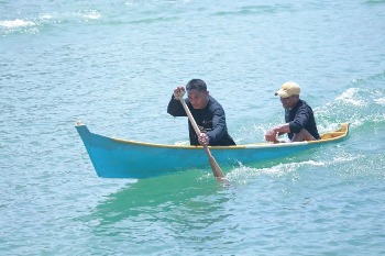 Peserta Festival  Transportasi Tradisional Pulau Buton(Koli-koli) di Teluk Barangka, Kecamatan Kapontori, Kabupaten Buton, Sulawesi Tenggara , Sabtu (18/04/2026). ( Foto : Iwan Darwin - Agung /Kominfo)