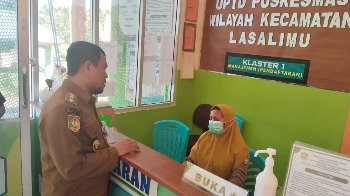 Wakil Bupati Buton Syarifudin Saafa, S.T., melakukan sidak di Puskesmas Kamaru, Kecamatan Lasalimu, Kabupaten Buton, Sabtu, 06/07/2026. Langkah ini diambil guna memastikan kesiapan aparatur tenaga kesehatan serta kualitas pelayanan medis (Foto: La Ampi - Takawa ID)