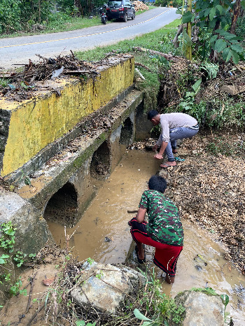 Jajaran BPBD Buton bersama jajaran kecamatan dan desa membersihkan sumbatan aliran sungai di Desa Matawia, Kecamatan Wolawa, Jumat (15/5/2026) pukul 13.00 WITA. (Foto: La Ampi - Takawa ID)