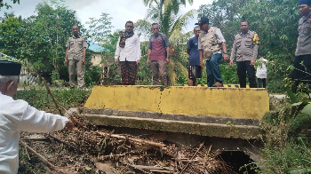 Wakil Bupati Buton, Syarifudin Saafa, S.T., bersama jajaran BPBD Buton meninjau langsung lokasi terdampak banjir di Desa Matawia, Kecamatan Wolawa, Jumat (15/5/2026) pukul 13.00 WITA. (Foto: La Ampi - Takawa ID)