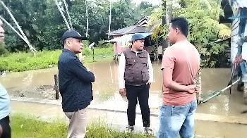 Wakil Bupati Buton Syarifudin Saafa, S.T., meninjau langsung lokasi terdampak banjir di Desa Nambo, Kecamatan Lasalimu, Minggu, 17/05/2026 (Foto: La Ampi - Takawa ID)