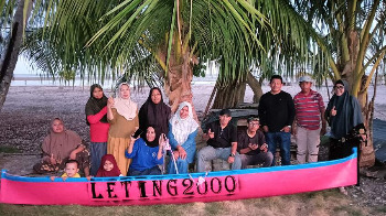 Alumni SMPN 1 Wabula angkatan 2000 berfoto bersama perahu yang mereka belikan untuk Mama Inang sebagai bentuk kepedulian terhadap sahabat lama