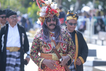Rombongan Pemkab Buton saat Karnaval Budaya pada perayaan Hari Ulang Tahun (HUT) ke-62 Provinsi Sulawesi Tenggara, Jumat sore (24/04/2026) (Foto: Agung - Kominfo)