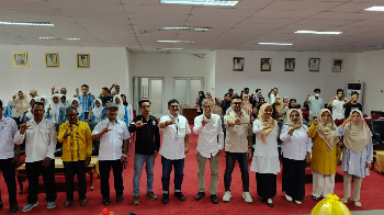 Foto bersama kegiatan edukasi keuangan yang digelar oleh Otoritas Jasa Keuangan (OJK) Perwakilan Sulawesi Tenggara di Aula Kantor Bupati Buton, Rabu (8/4/2026). (Foto: Jamal - Prokopim Setda Buton)