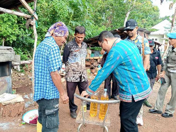 Wakil Bupati Buton Syarifudin Saafa, S.T., didampingi oleh Lurah Kombeli La Nurumai, S.IP., saat menyambangi kediaman Jumaruddin di Kelurahan Kombeli, Kecamatan Pasarwajo untuk melihat langsung proses produksi bahan bakar dari limbah tersebut, (Kamis 23/04/2026 siang). (Foto: Adli Bachmid - TakawaID)