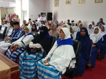 Wakil Bupati Buton Lepas 11 Jemaah Calon Haji, Tekankan Fokus Ibadah dan Jaga Kesehatan
