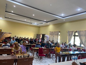 Kapolres Buton, AKBP Ali Rais Ndraha, didampingi Kabag SDM AKP Herman Mota, para Pejabat Utama (PJU) Polres Buton, membuka Open Chess Tournament "Gens Una Sumus" dan lomba game PlayStation (PS) di Mapolres Buton, Sabtu (4/7/2026). (Foto : Ist)