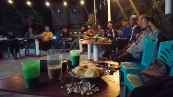Forum Cendekia Muslim Buton menggelar diskusi publik bertema “Wacana Hilirisasi Aspal Buton: Antara Harapan dan Tantangan” di pelataran Masjid Agung Izzul Islam, Kelurahan Saragi, Kecamatan Pasarwajo, Kabupaten Buton, Sabtu (23/5/2026). (Foto: Ist)