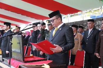 Bupati Buton Alvin Akawijaya Putra, S.H., memimpin langsung Upacara Peringatan Hari Lahir (Harlah) Pancasila Tahun 2026 tingkat Kabupaten Buton yang digelar di Alun-alun Takawa, Kompleks Perkantoran Pemkab Buton, Pasarwajo, Senin (1/6/2026). (Foto: Agung - Kominfo)