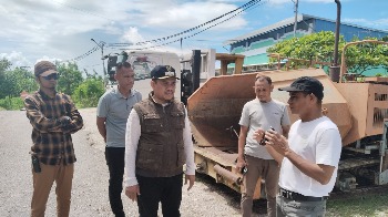 Wakil Bupati Buton Syarifudin Saafa, S.T., didampingi oleh Plt KadIs PU Amlan Wahid Galbo, ST., saat melihat alat berat milik Pemkab Buton di Pusat Perkantoran Takawa, Minggu, 17/05/2025. (Foto: La Ampi - Takawa ID)