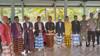 Wakil Bupati Buton Syarifudin Saafa, S.T., menghadiri acara tradisi tahunan Pesta Panen Desa Wining yang diselenggarakan di Baruga Desa Wining, Kecamatan Pasarwajo, Minggu siang (28/6/2026) tepat pukul 12.30 WITA. (Foto: La Ampi - Takawa ID)