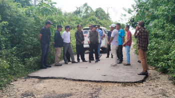 Wakil Bupati Buton Syarifudin Saafa, S.T., melakukan peninjauan langsung kondisi infrastruktur jalan menuju Desa Labuandiri, Kecamatan Siotapina, yang mengalami kerusakan cukup parah, Minggu, 17/05/2026 (Foto: La Ampi - Takawa ID)