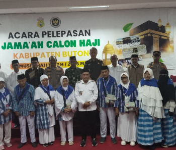 Wakil Bupati Buton Syarifudin Saafa, S.T., secara resmi melepas keberangkatan 11 Jemaah Calon Haji (JCH) asal Kabupaten Buton musim haji 1447 H / 2026 M. Acara pelepasan berlangsung khidmat di Aula Kantor Bupati Buton pada Rabu (13/5/2026) pukul 14.00 WITA. (Foto: La Ampi - Takawa ID)