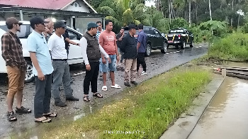 Wakil Bupati Buton Syarifudin Saafa, S.T., meninjau langsung lokasi terdampak banjir di Desa Nambo, Kecamatan Lasalimu, Minggu, 17/05/2026 (Foto: La Ampi - Takawa ID)