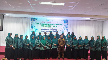tim Penggerak Pemberdayaan dan Kesejahteraan Keluarga (TP PKK) Kabupaten Buton menggelar seminar bertajuk “Pentingnya Peran Ayah dalam Pengasuhan Anak”. Acara edukatif ini dibuka secara resmi oleh Wakil Bupati Buton Syarifudin Saafa, S.T., di Aula Kantor Bupati, Pusat Perkantoran Takawa, Selasa (7/7/2026). (Foto: La Ampi - Takawa ID)