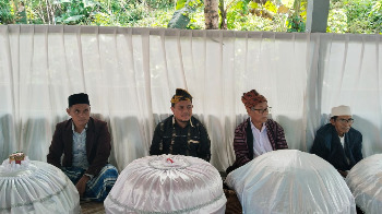 Wakil Bupati Buton Syarifudin Saafa, S.T., menghadiri acara tradisi tahunan Pesta Panen Desa Wining yang diselenggarakan di Baruga Desa Wining, Kecamatan Pasarwajo, Minggu siang (28/6/2026) tepat pukul 12.30 WITA. (Foto: La Ampi - Takawa ID)