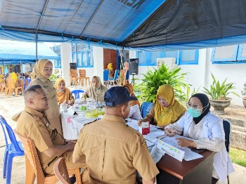 Peringati May Day 2026, Dinsosnaker Baubau Gelar Baksos dan Cek Kesehatan Gratis bagi Ratusan Buruh
