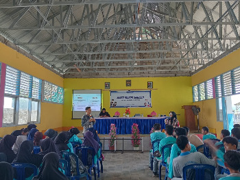 Kejaksaan Negeri (Kejari) Buton melalui Bidang Intelijen kembali melaksanakan program rutin inovatif Jaksa Masuk Sekolah (JMS). Kali ini, kegiatan dipusatkan di SMPN 8 Buton, Kabupaten Buton, Sulawesi Tenggara, pada Jumat, 17 April 2026. (Foto: Adli Bachmid - TakawaID)