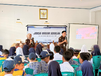 Kejaksaan Negeri (Kejari) Buton kembali menunjukkan komitmennya dalam membentengi generasi muda dari pengaruh negatif melalui program Jaksa Masuk Sekolah (JMS). Kegiatan yang bertujuan meningkatkan kesadaran hukum sejak dini ini digelar di Aula SMP Negeri 1 Buton, Kabupaten Buton, Sulawesi Tenggara, Kamis (16/4/2026). (Foto: Istimewa)