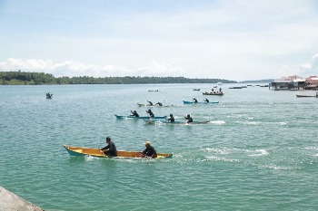 Peserta Festival  Transportasi Tradisional Pulau Buton(Koli-koli) di Teluk Barangka, Kecamatan Kapontori, Kabupaten Buton, Sulawesi Tenggara , Sabtu (18/04/2026). ( Foto : Iwan Darwin - Agung /Kominfo)