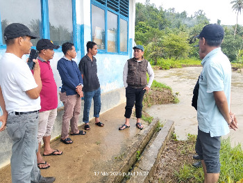Wakil Bupati Buton Syarifudin Saafa, S.T., langsung turun ke lapangan untuk meninjau kondisi SMP Negeri 51 Satu Atap Buton yang mengalami abrasi di Dusun Lawunta, Desa Lawele, Kecamatan Lasalimu, Minggu (17/5/2026). (Foto: La Ampi - Takawa ID)