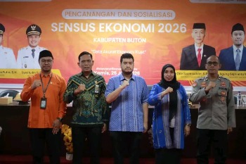 Bupati Bupati Alvin Akawijaya bersama Ketua BPS dan Jajaran Forkopimda pada kegiatan sosialisasi yang berlangsung di Aula Kantor Bupati Buton, Takawa, Kamis (25/6/2026). (Foto: Dinas Kominfo Persandian Kabupaten Buton)