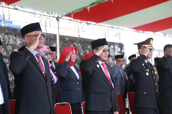 Bupati Buton Alvin Akawijaya Putra, S.H., memimpin langsung Upacara Peringatan Hari Lahir (Harlah) Pancasila Tahun 2026 tingkat Kabupaten Buton yang digelar di Alun-alun Takawa, Kompleks Perkantoran Pemkab Buton, Pasarwajo, Senin (1/6/2026). (Foto: Agung - Kominfo)