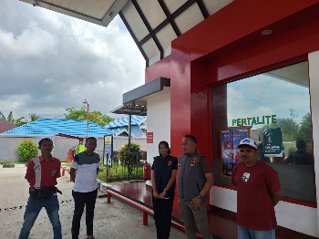 Polres Buton Awasi Distribusi BBM di SPBU Pasarwajo, Pelayanan Berjalan Lancar dan Stok Dipastikan Aman