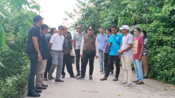 Wakil Bupati Buton Syarifudin Saafa, S.T., melakukan peninjauan langsung kondisi infrastruktur jalan menuju Desa Labuandiri, Kecamatan Siotapina, yang mengalami kerusakan cukup parah, Minggu, 17/05/2026 (Foto: La Ampi - Takawa ID)
