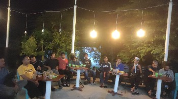 Forum Cendekia Muslim Buton menggelar diskusi publik bertema “Wacana Hilirisasi Aspal Buton: Antara Harapan dan Tantangan” di pelataran Masjid Agung Izzul Islam, Kelurahan Saragi, Kecamatan Pasarwajo, Kabupaten Buton, Sabtu (23/5/2026). (Foto: Ist)
