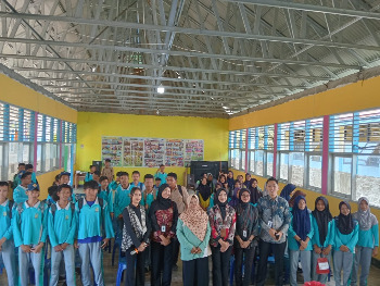 Kejaksaan Negeri (Kejari) Buton melalui Bidang Intelijen kembali melaksanakan program rutin inovatif Jaksa Masuk Sekolah (JMS). Kali ini, kegiatan dipusatkan di SMPN 8 Buton, Kabupaten Buton, Sulawesi Tenggara, pada Jumat, 17 April 2026. (Foto: Adli Bachmid - TakawaID)