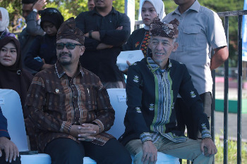 Rombongan Pemkab Buton saat Karnaval Budaya pada perayaan Hari Ulang Tahun (HUT) ke-62 Provinsi Sulawesi Tenggara, Jumat sore (24/04/2026) (Foto: Agung - Kominfo)