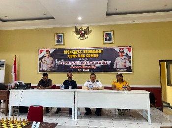 Kapolres Buton, AKBP Ali Rais Ndraha, didampingi Kabag SDM AKP Herman Mota, para Pejabat Utama (PJU) Polres Buton, membuka Open Chess Tournament "Gens Una Sumus" dan lomba game PlayStation (PS) di Mapolres Buton, Sabtu (4/7/2026). (Foto : Ist)