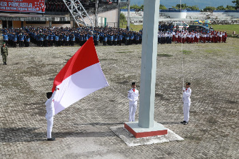 Bupati Buton Alvin Akawijaya Putra, S.H., memimpin langsung Upacara Peringatan Hari Lahir (Harlah) Pancasila Tahun 2026 tingkat Kabupaten Buton yang digelar di Alun-alun Takawa, Kompleks Perkantoran Pemkab Buton, Pasarwajo, Senin (1/6/2026). (Foto: Agung - Kominfo)