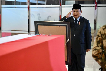 Presiden Prabowo Beri Penghormatan Terakhir untuk Tiga Prajurit Gugur di Misi UNIFIL