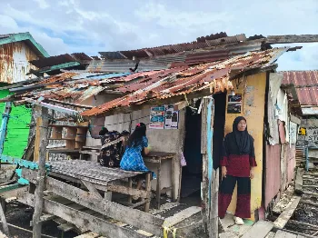 Tinjau Rumah Ibrahim di Kendari, Menteri Ara Pastikan Bantuan BSPS Tepat Sasaran