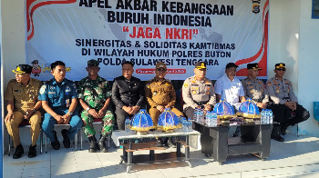Wakil Bupati Buton Syarifudin Saafa, S.T., menghadiri kegiatan Apel Akbar Kebangsaan Buruh Indonesia yang diselenggarakan di Pelabuhan Banabungi, Kecamatan Pasarwajo, Kabupaten Buton, Sulawesi Tenggara, Selasa pagi (28/04/2026) (Foto: La Ampi - TakawaID)