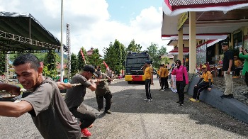 Lomba tarik mobil Water Cannon TNI VS Polri di Mako Polres Buton, Sabtu (28/6/2026). (Foto : Ist)